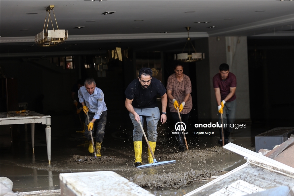 İstanbul'da selin yaşandığı bölgelerde temizlik çalışmaları sürüyor