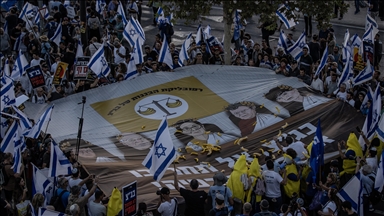 İsrail'de sağcı gruplar kritik duruşma öncesi Yüksek Mahkeme önünde gösteri yaptı