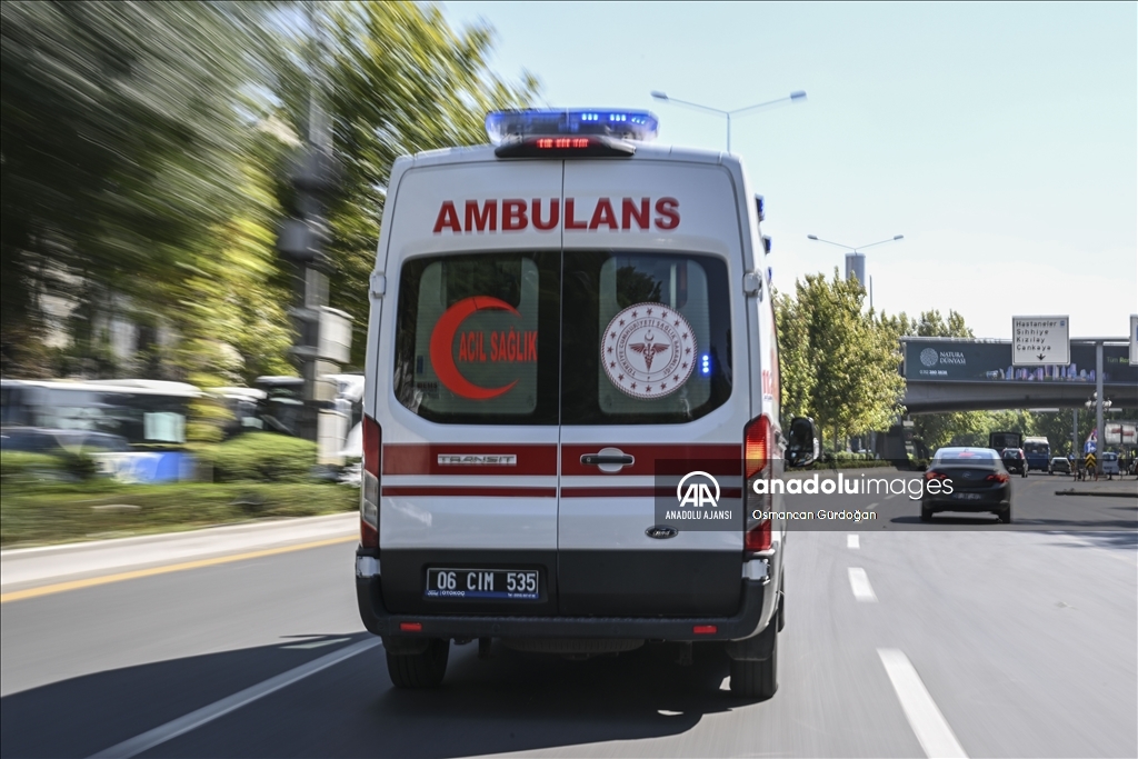 Hayat kurtarmak için zamanla yarışan ambulans ekibinin trafikteki mücadelesi
