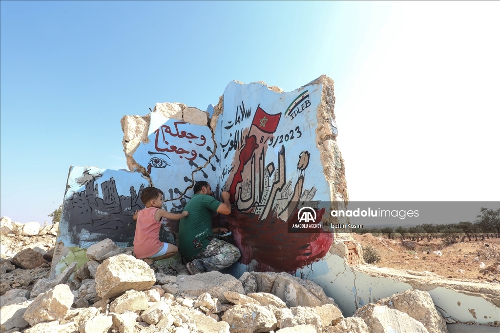 إدلب.. رسّام سوري يتضامن مع منكوبي زلزال المغرب بطريقته الخاصة