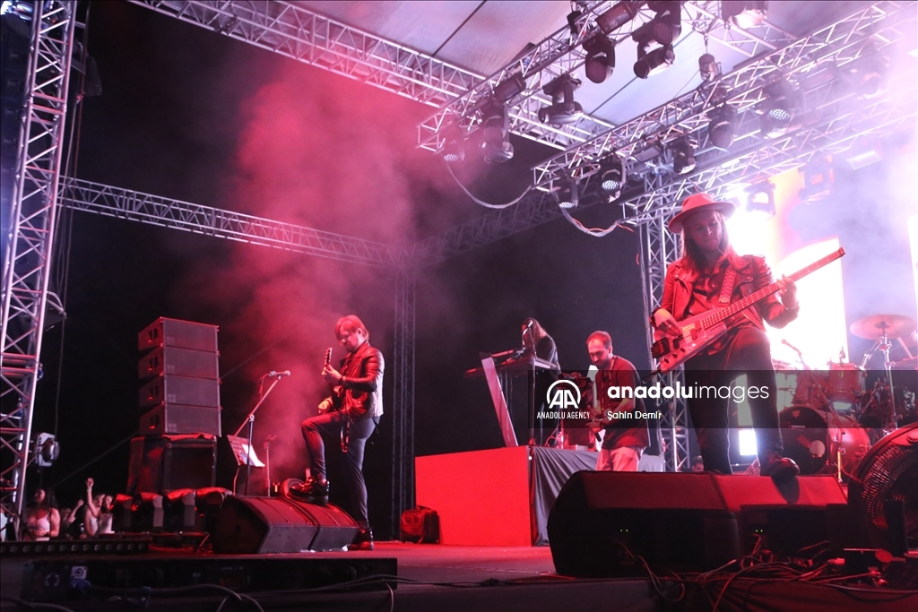 اجرای آرش و سفو خواننده رپ ترک در فستیوال رنگ استانبول (بخش اول)