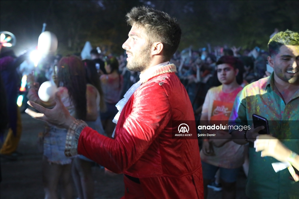 اجرای آرش و سفو خواننده رپ ترکیه در فستیوال رنگ استانبول