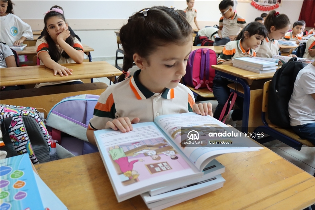 Depremden etkilenen illerdeki okullarda yeni eğitim öğretim yılı başladı
