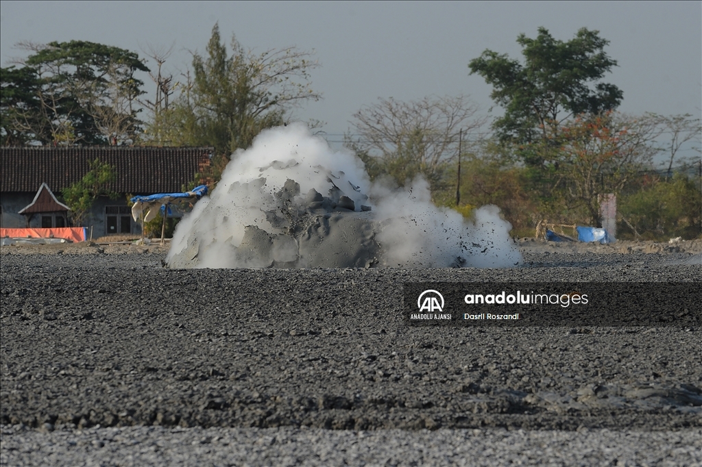 Endonezya'nın çamur volkanı patlamaları tuz üretiminde kullanılıyor