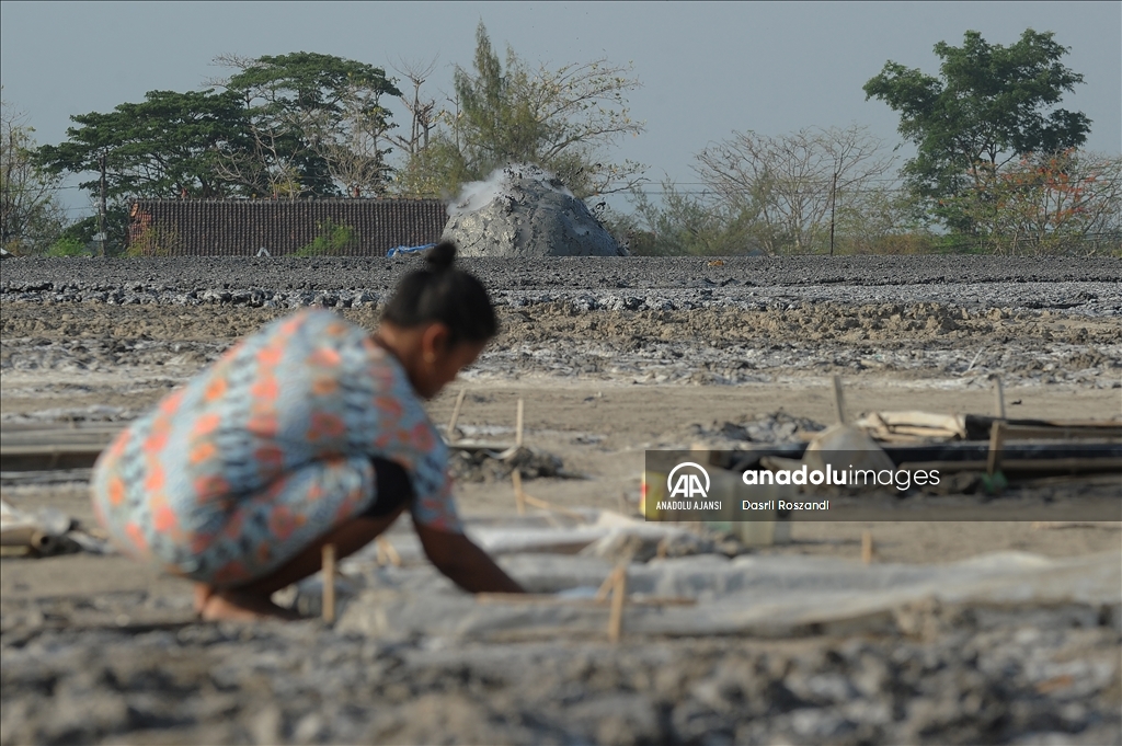 Endonezya'nın çamur volkanı patlamaları tuz üretiminde kullanılıyor