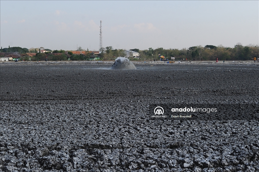 Endonezya'nın çamur volkanı patlamaları tuz üretiminde kullanılıyor