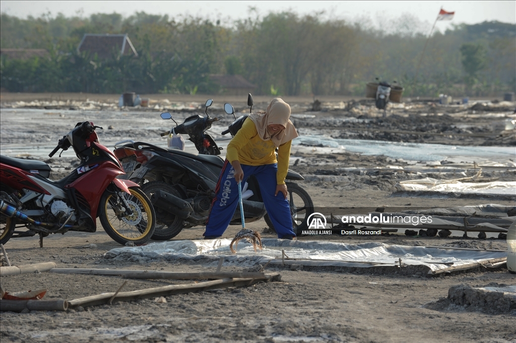 Endonezya'nın çamur volkanı patlamaları tuz üretiminde kullanılıyor