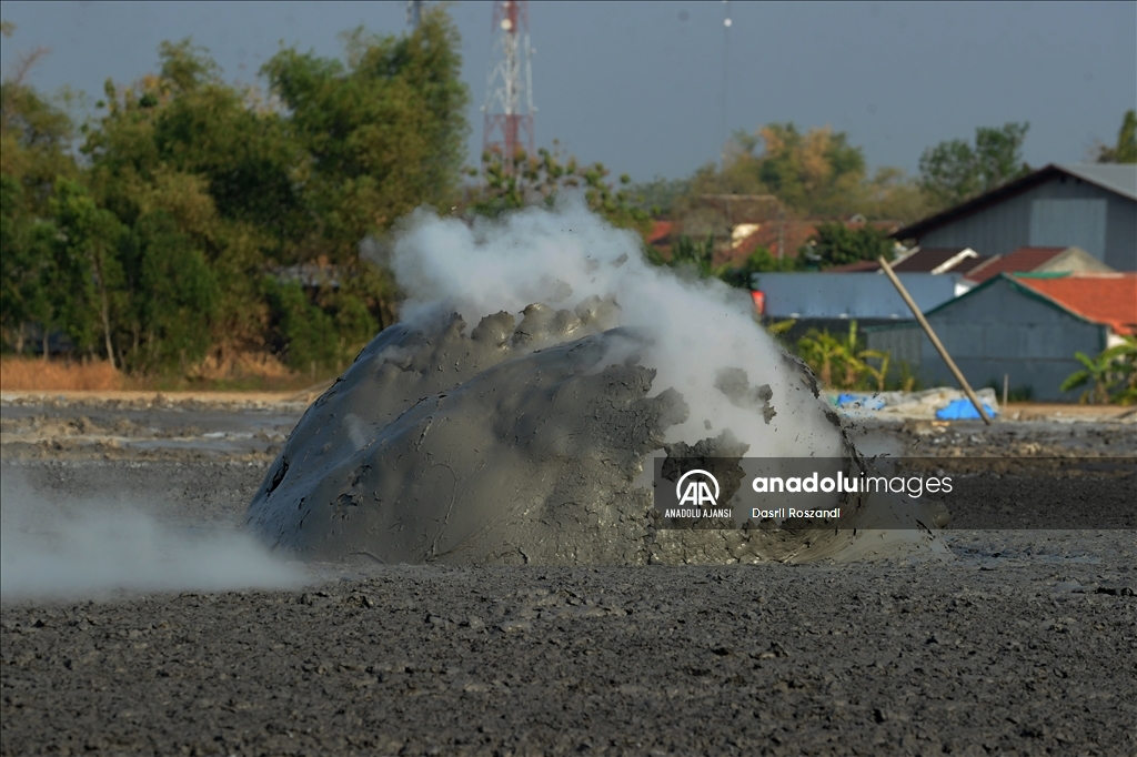Endonezya'nın çamur volkanı patlamaları tuz üretiminde kullanılıyor