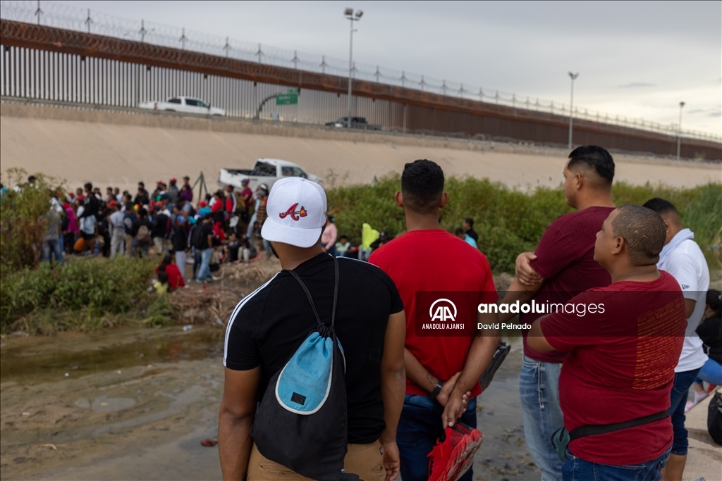 300 göçmen ABD sınırını geçmek için Meksika'nın Ciudad Juarez kentine geldi