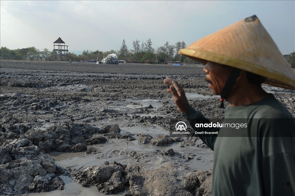Endonezya'nın çamur volkanı patlamaları tuz üretiminde kullanılıyor
