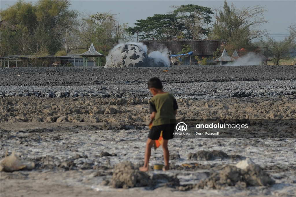 Endonezya'nın çamur volkanı patlamaları tuz üretiminde kullanılıyor