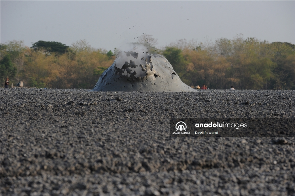 Endonezya'nın çamur volkanı patlamaları tuz üretiminde kullanılıyor