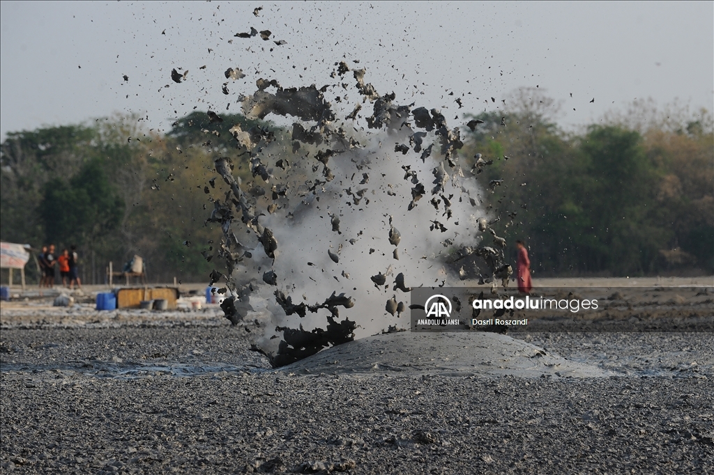Endonezya'nın çamur volkanı patlamaları tuz üretiminde kullanılıyor