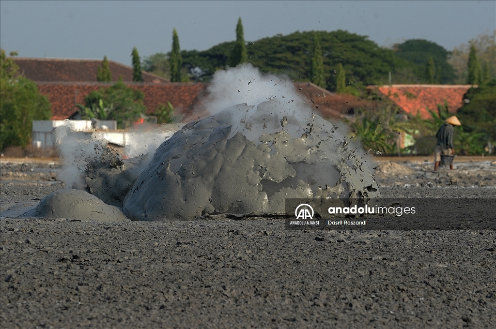 Endonezya'nın çamur volkanı patlamaları tuz üretiminde kullanılıyor