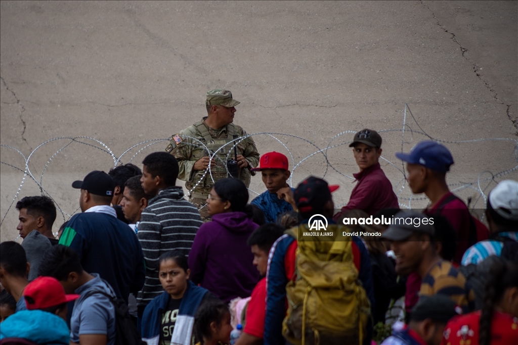 300 göçmen ABD sınırını geçmek için Meksika'nın Ciudad Juarez kentine geldi