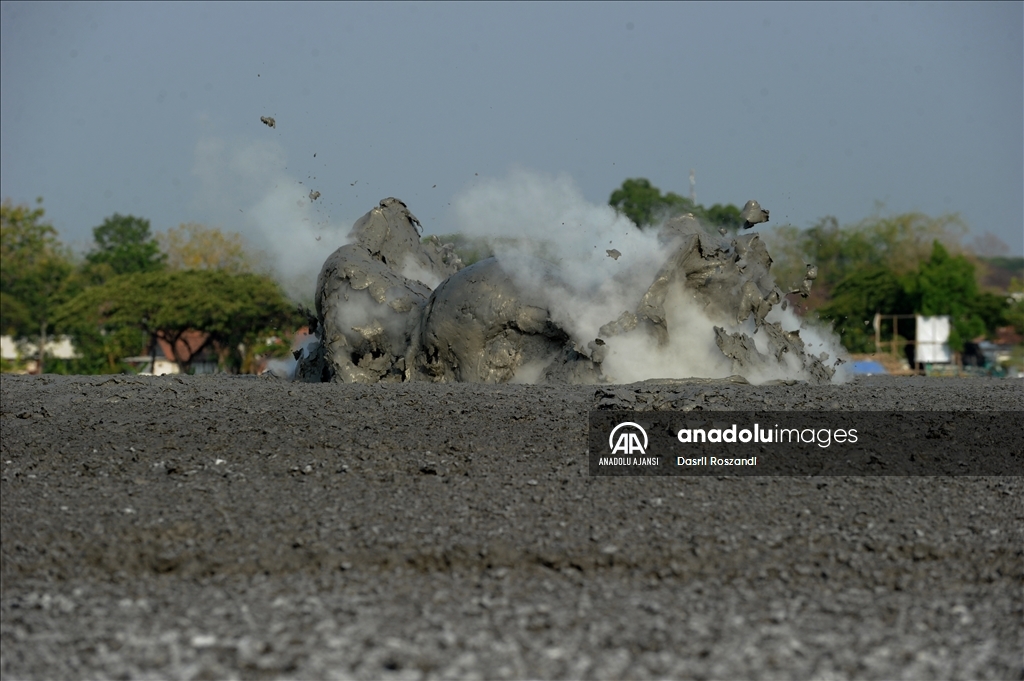 Endonezya'nın çamur volkanı patlamaları tuz üretiminde kullanılıyor