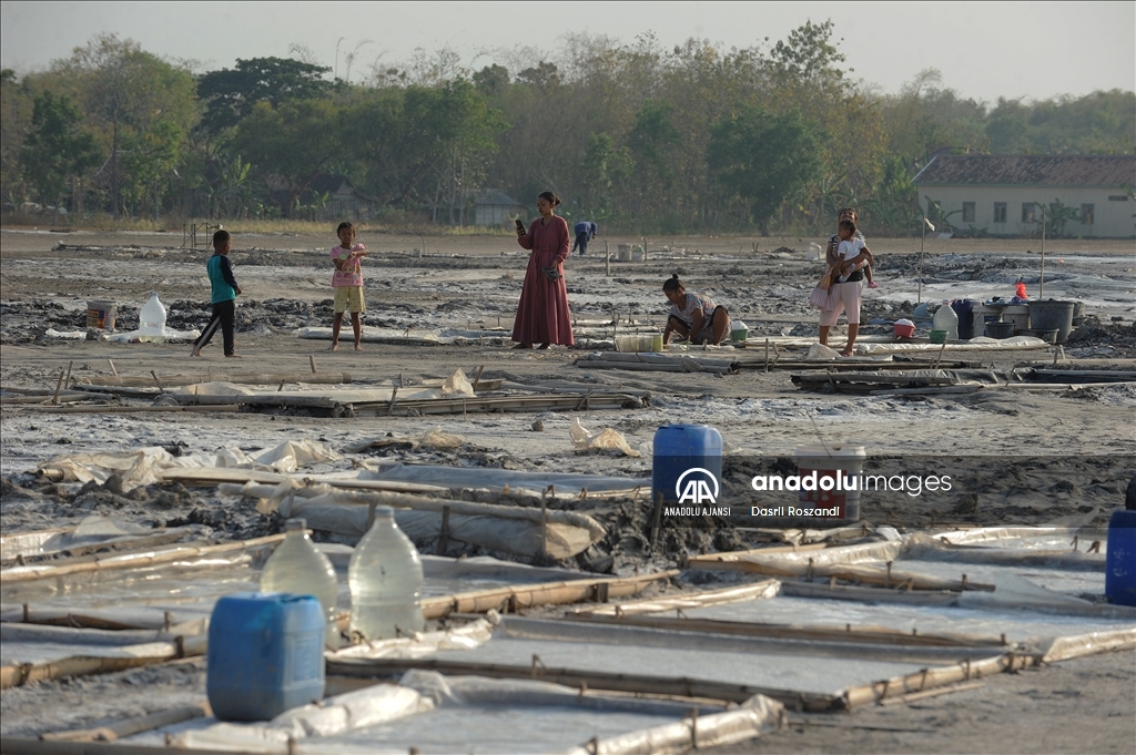 Endonezya'nın çamur volkanı patlamaları tuz üretiminde kullanılıyor