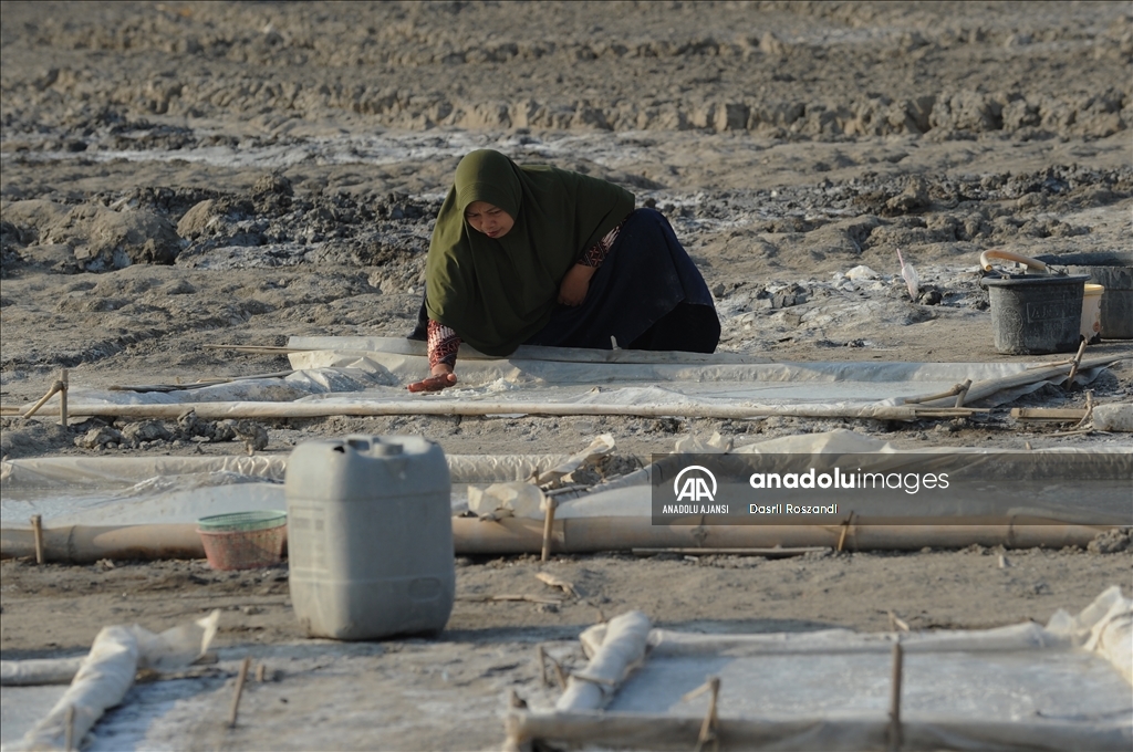 Endonezya'nın çamur volkanı patlamaları tuz üretiminde kullanılıyor