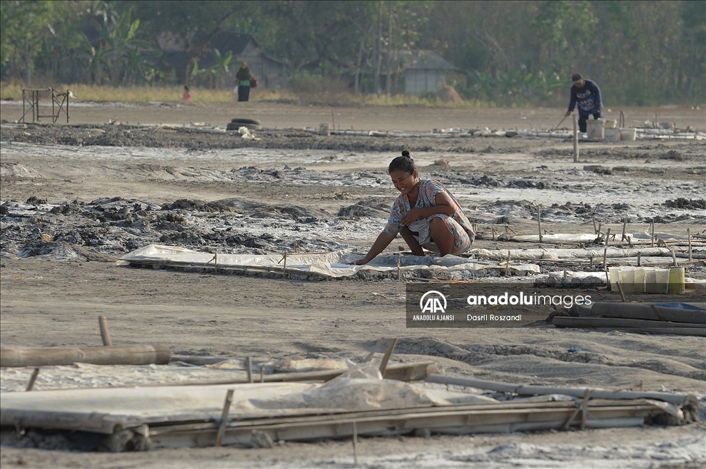 Endonezya'nın çamur volkanı patlamaları tuz üretiminde kullanılıyor