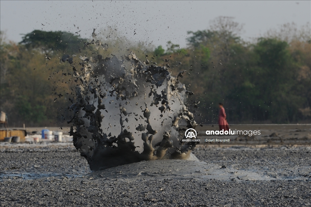 Endonezya'nın çamur volkanı patlamaları tuz üretiminde kullanılıyor