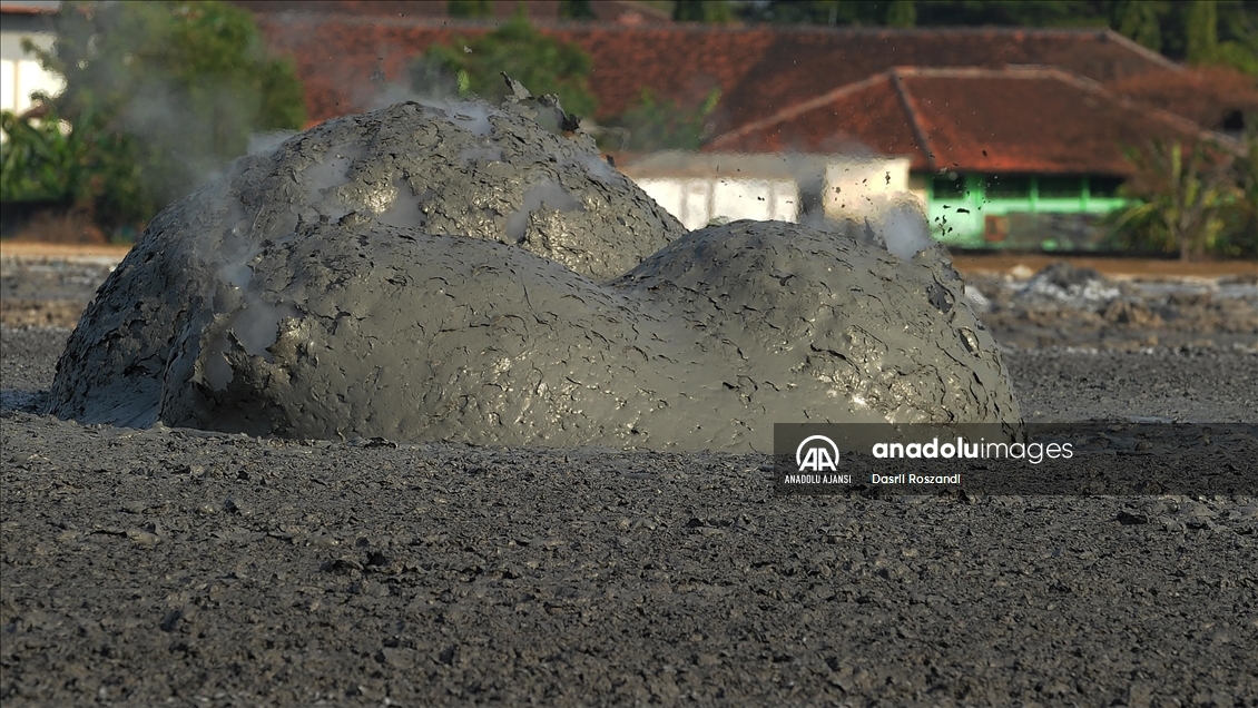 Endonezya'nın çamur volkanı patlamaları tuz üretiminde kullanılıyor