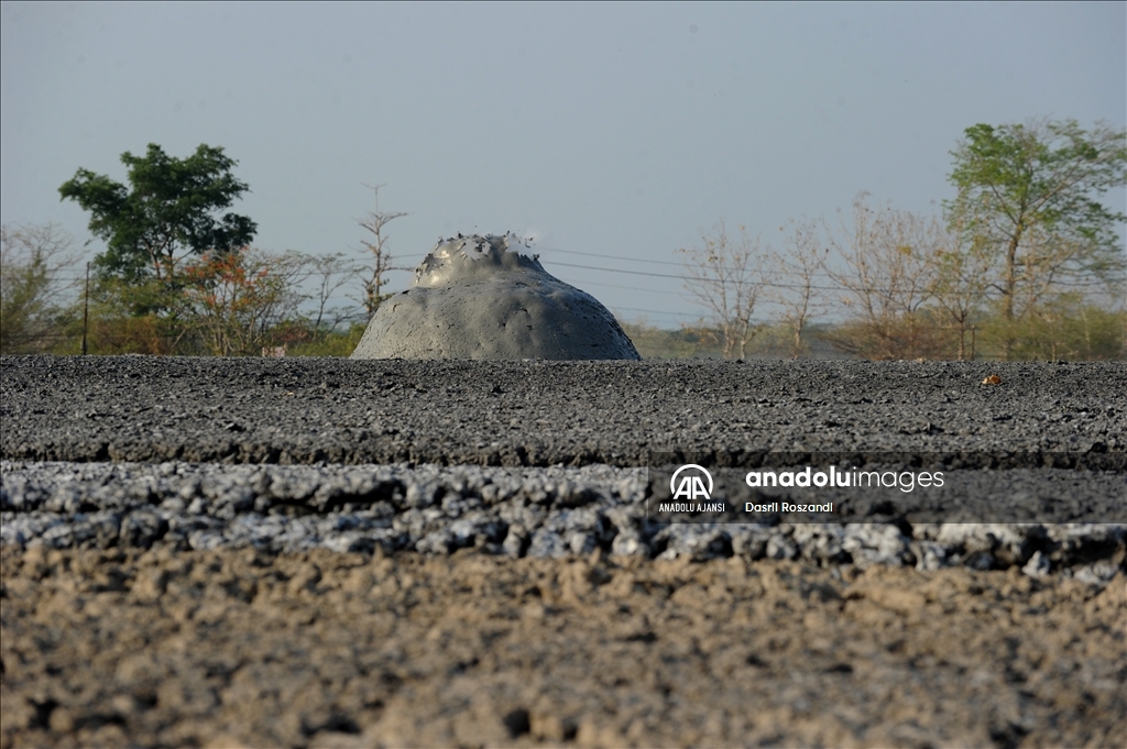 Endonezya'nın çamur volkanı patlamaları tuz üretiminde kullanılıyor