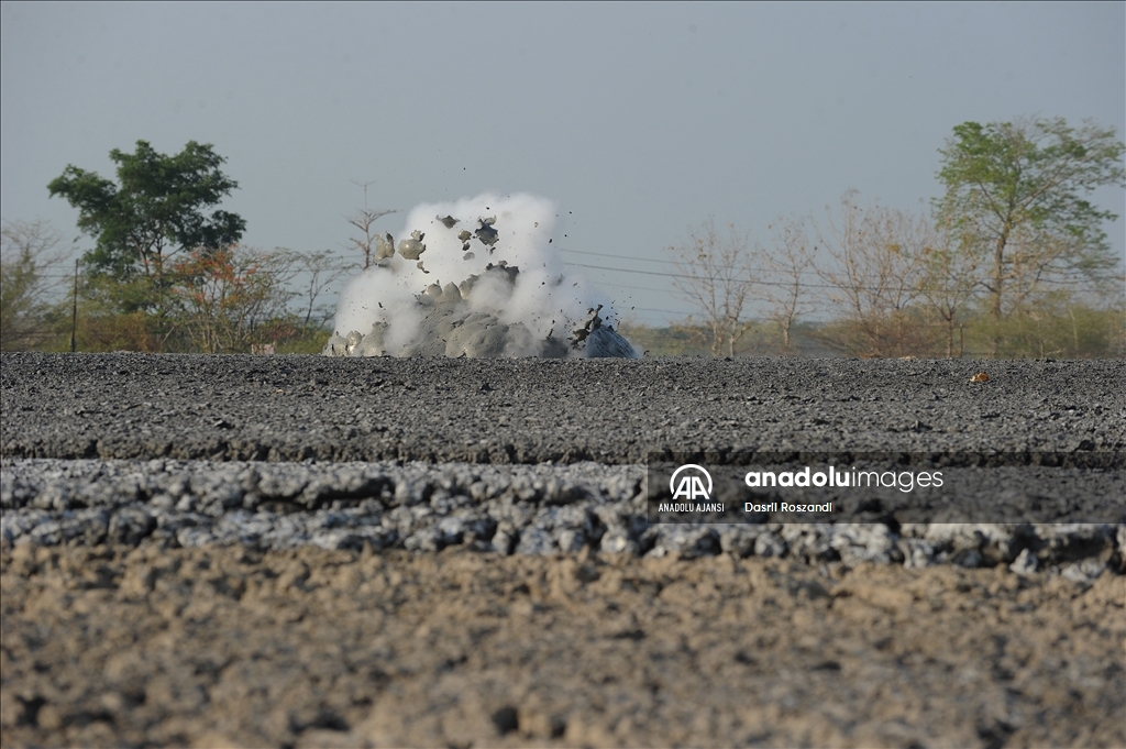 Endonezya'nın çamur volkanı patlamaları tuz üretiminde kullanılıyor