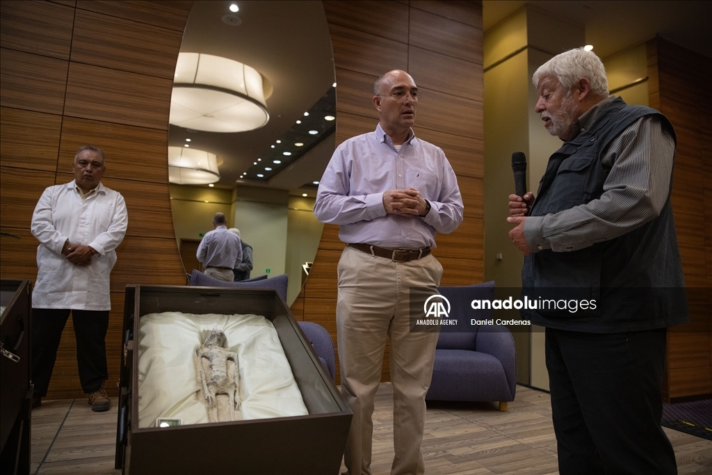 Un expert en OVNIS présente des corps d’“extraterrestres“ au Congrès mexicain