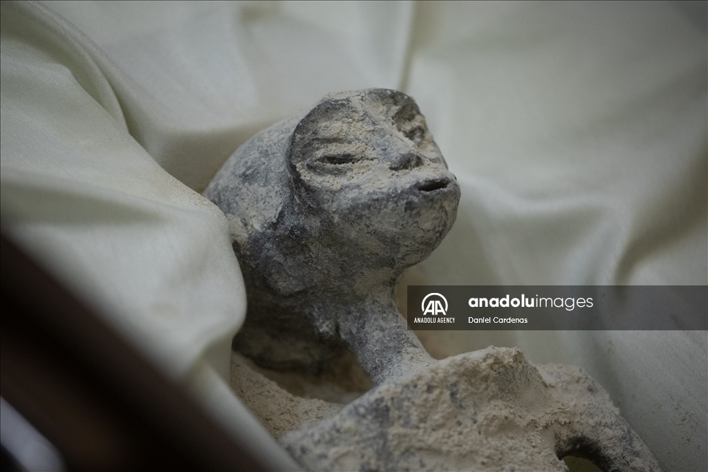 “Non-human” alien corpses are displayed to the media in Mexico City