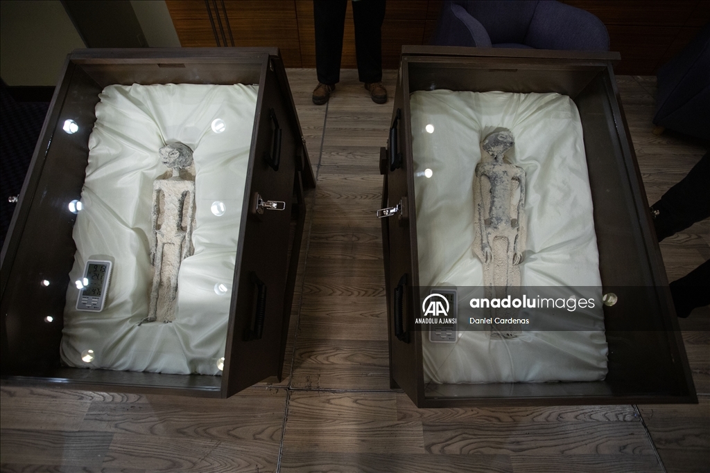 Jamia Maussan uzaylılara ait olduğunu iddia ettiği fosillerle ilgili Meksika City'de basın açıklamasında bulundu