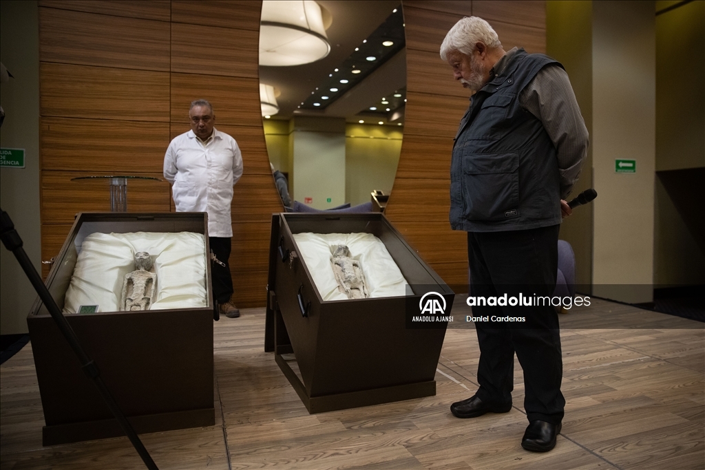 Jamia Maussan uzaylılara ait olduğunu iddia ettiği fosillerle ilgili Meksika City'de basın açıklamasında bulundu