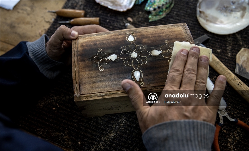 Ahşap oymacılığı ve sedef kakma sanatına 20 yıldır hayat veriyor