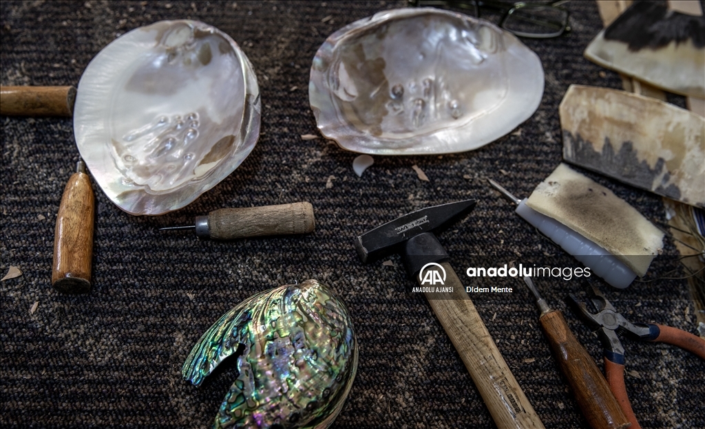 Ahşap oymacılığı ve sedef kakma sanatına 20 yıldır hayat veriyor