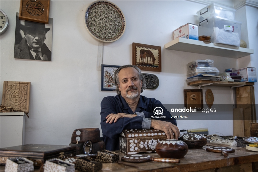Ahşap oymacılığı ve sedef kakma sanatına 20 yıldır hayat veriyor