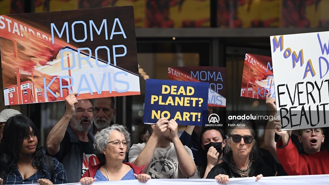 İklim aktivistleri New York'taki Modern Sanat Müzesi önünde gösteri düzenledi
