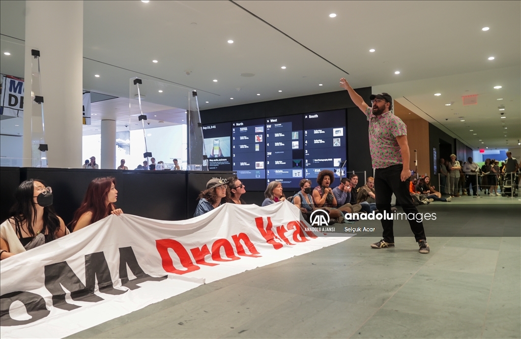 New York'taki Modern Sanat Müzesi'nde iklim aktivistleri, petrol ve gaz yatırımlarını protesto etti