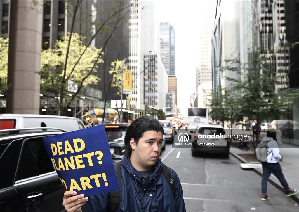 İklim aktivistleri New York'taki Modern Sanat Müzesi önünde gösteri düzenledi