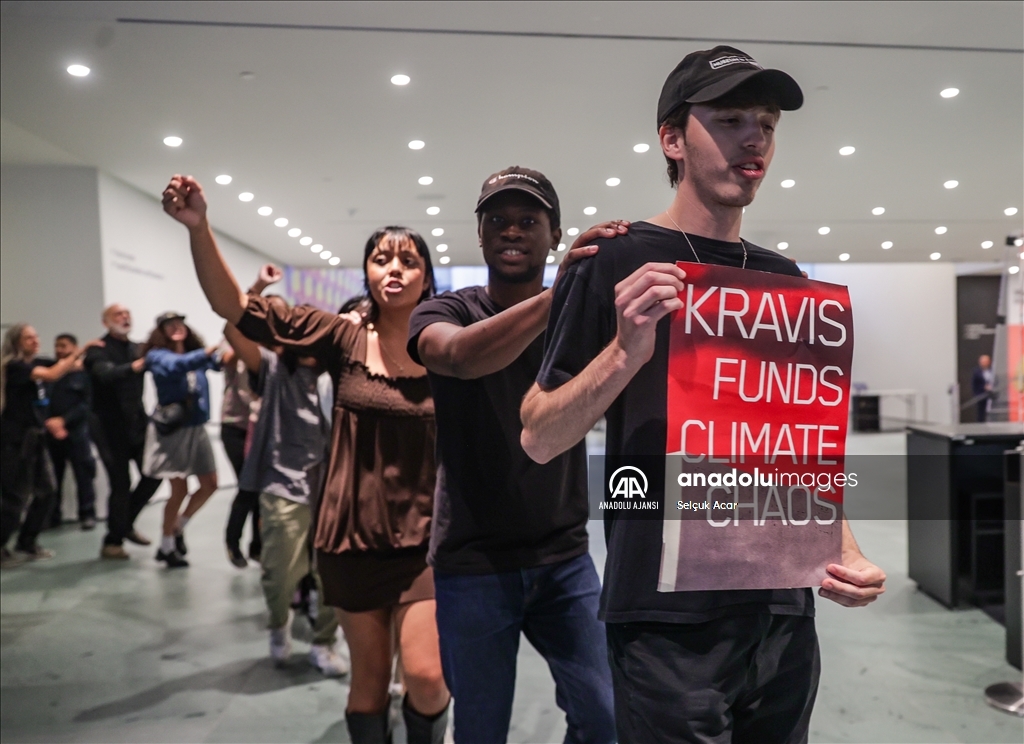 New York'taki Modern Sanat Müzesi'nde iklim aktivistleri, petrol ve gaz yatırımlarını protesto etti