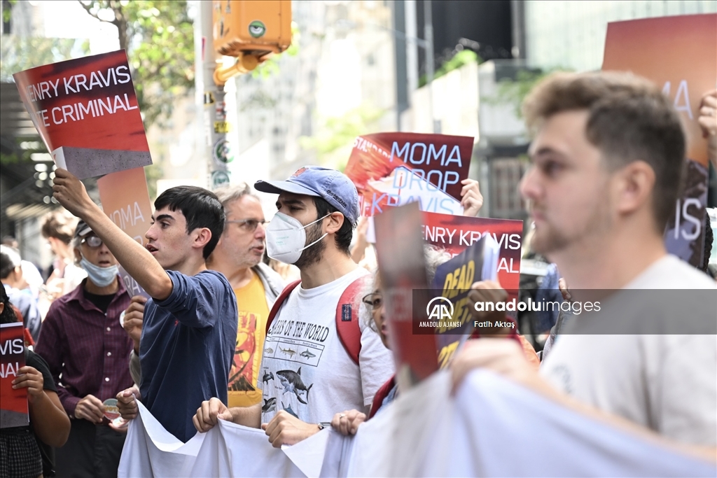 İklim aktivistleri New York'taki Modern Sanat Müzesi önünde gösteri düzenledi