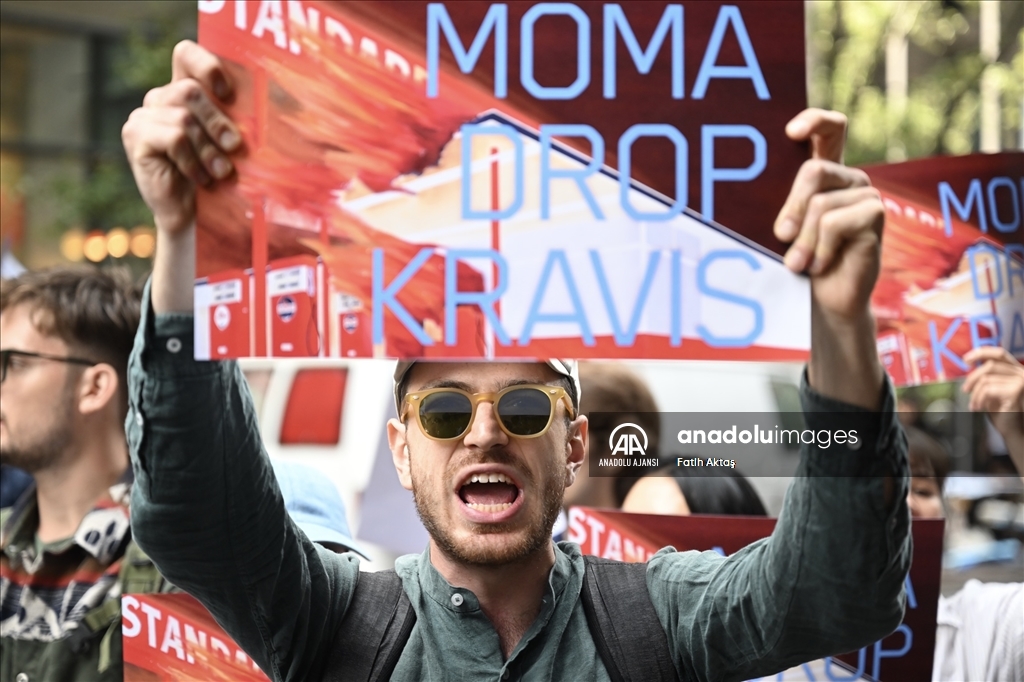 İklim aktivistleri New York'taki Modern Sanat Müzesi önünde gösteri düzenledi
