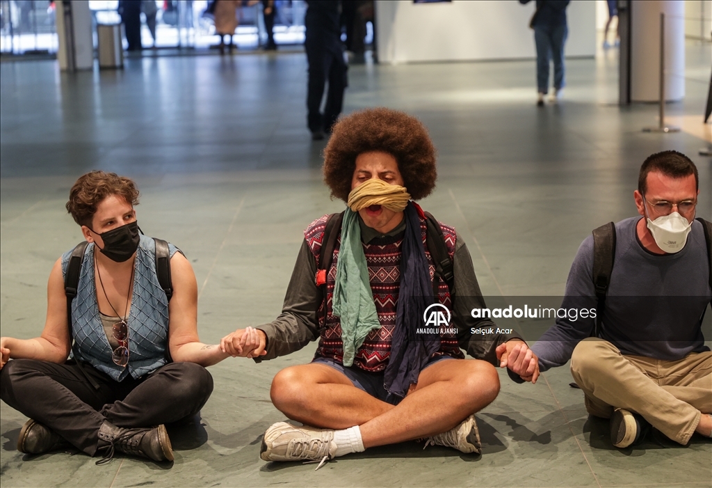 New York'taki Modern Sanat Müzesi'nde iklim aktivistleri, petrol ve gaz yatırımlarını protesto etti