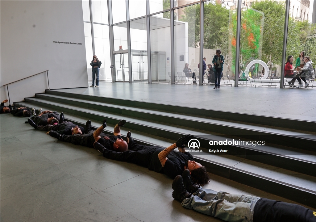 New York'taki Modern Sanat Müzesi'nde iklim aktivistleri, petrol ve gaz yatırımlarını protesto etti