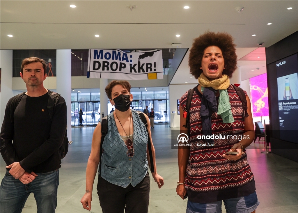 New York'taki Modern Sanat Müzesi'nde iklim aktivistleri, petrol ve gaz yatırımlarını protesto etti