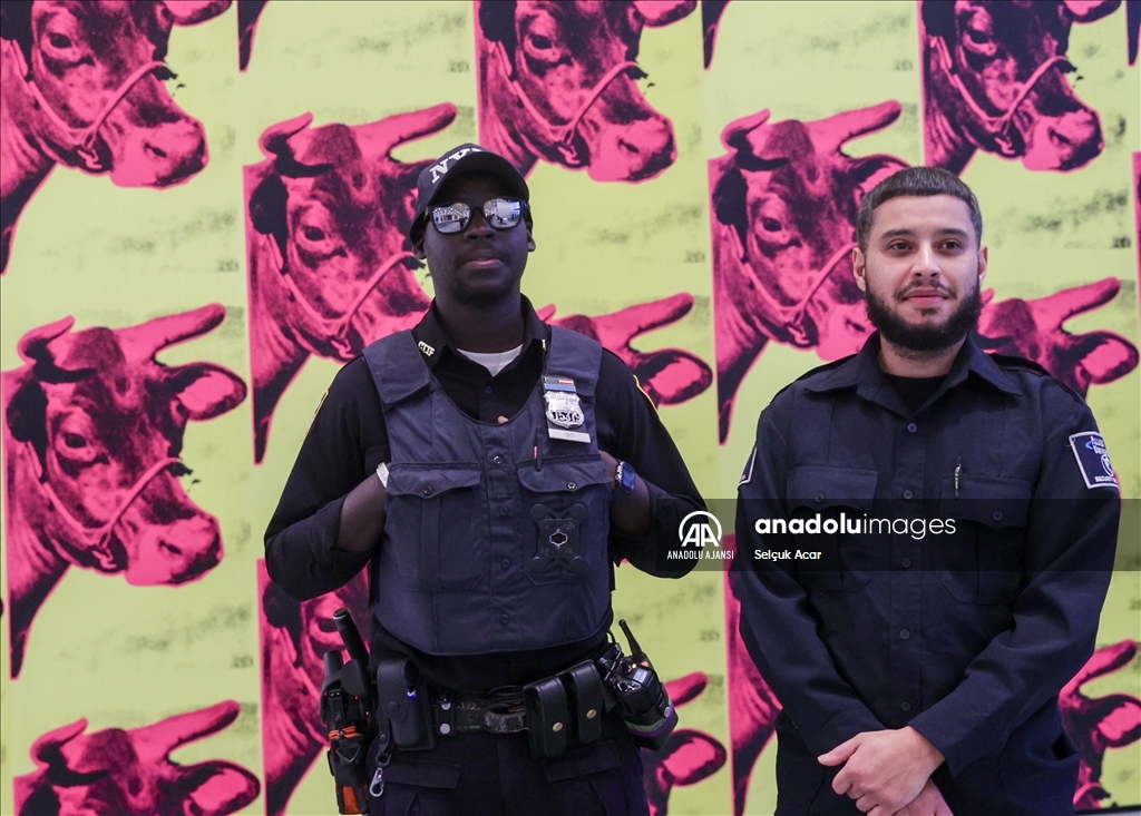 New York'taki Modern Sanat Müzesi'nde iklim aktivistleri, petrol ve gaz yatırımlarını protesto etti