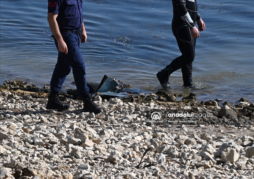 İzmir'de orman yangınına müdahale ederken düşen helikopteri arama çalışmaları sürüyor