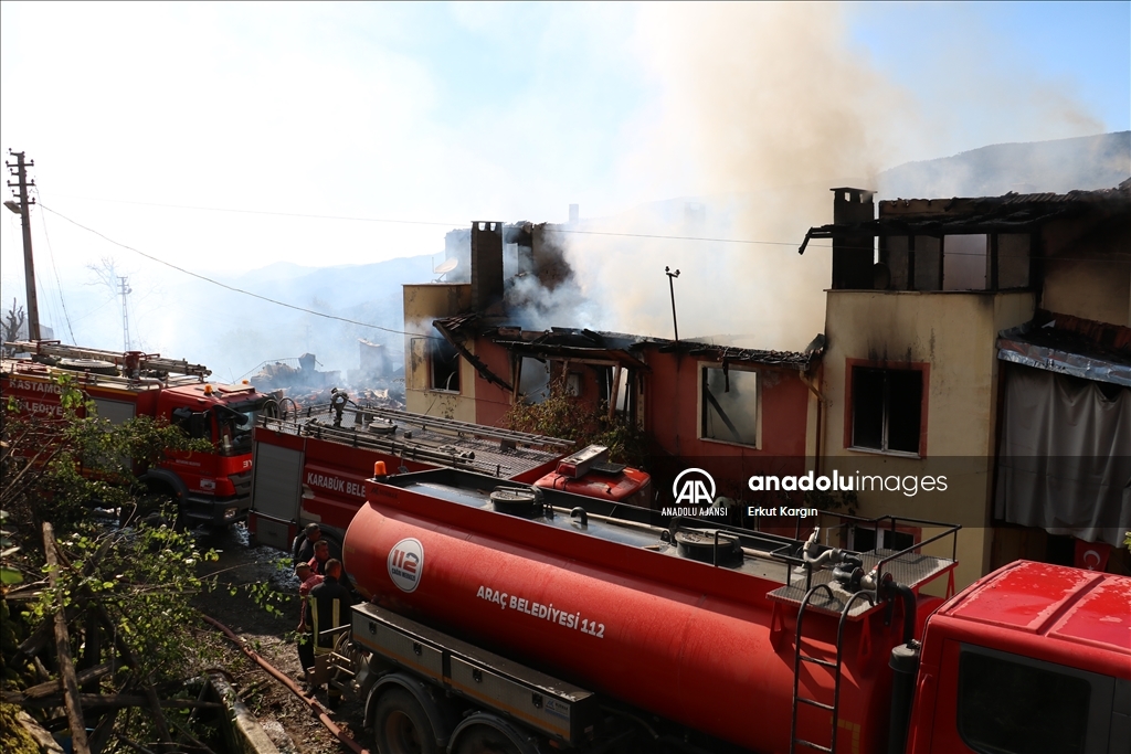 Kastamonu'da çıkan yangında 10 ev yandı
