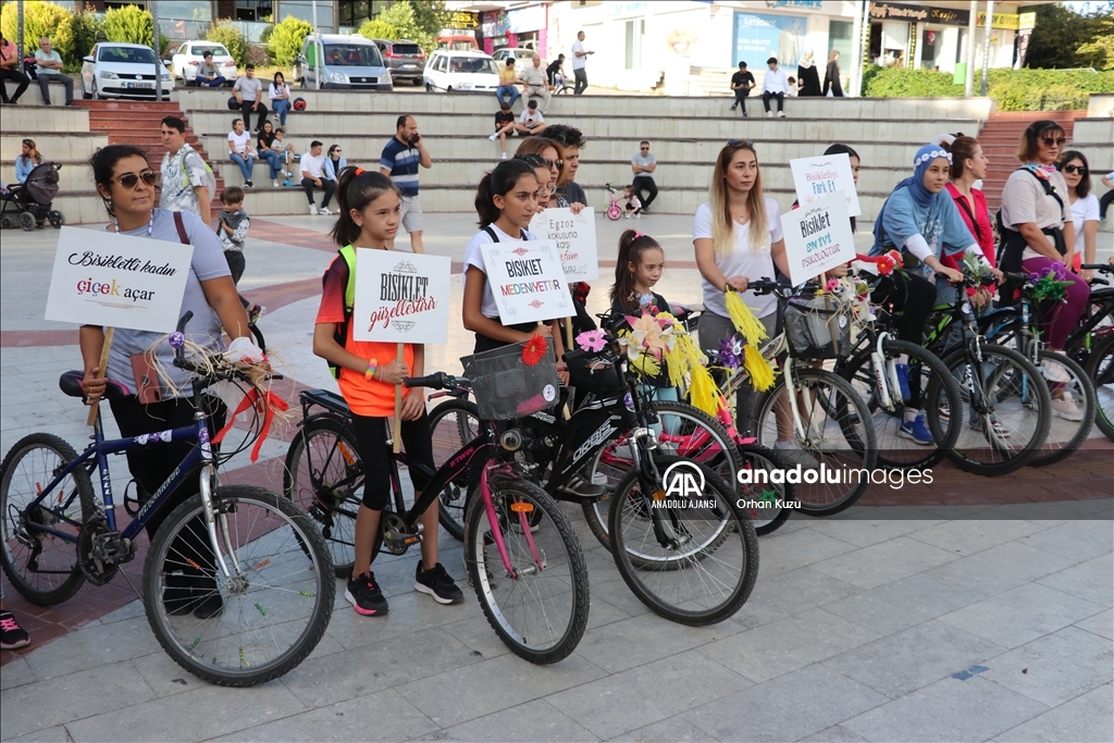 Safranbolu'da renkli kıyafet giyen kadınlar süsledikleri bisikletleriyle tur attı