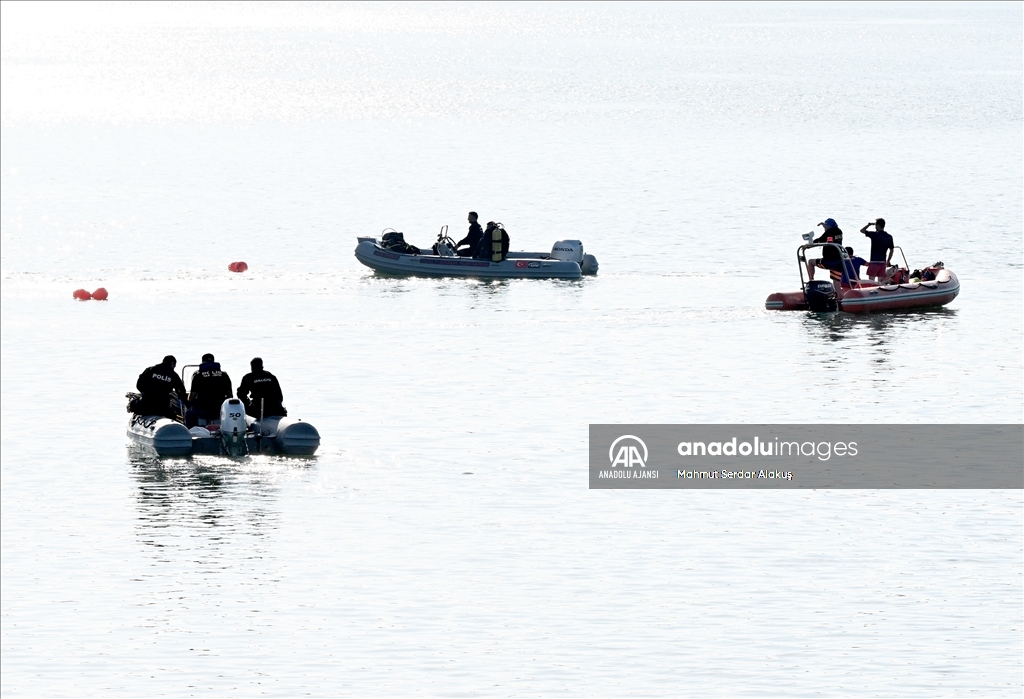 İzmir'de orman yangınına müdahale ederken düşen helikopteri arama çalışmaları sürüyor