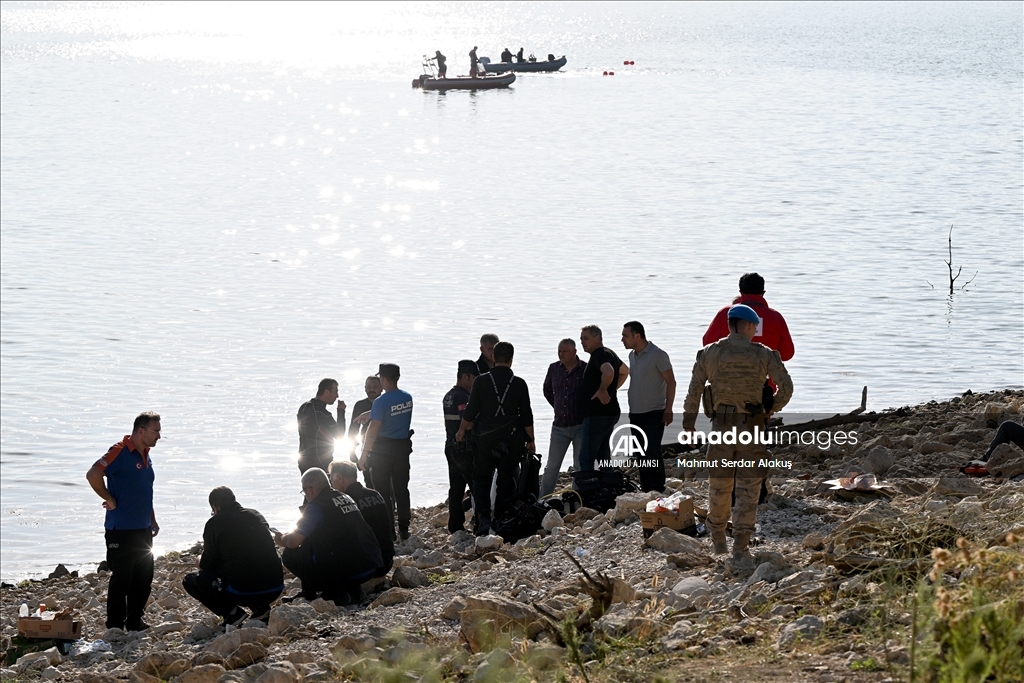 İzmir'de orman yangınına müdahale ederken düşen helikopteri arama çalışmaları sürüyor
