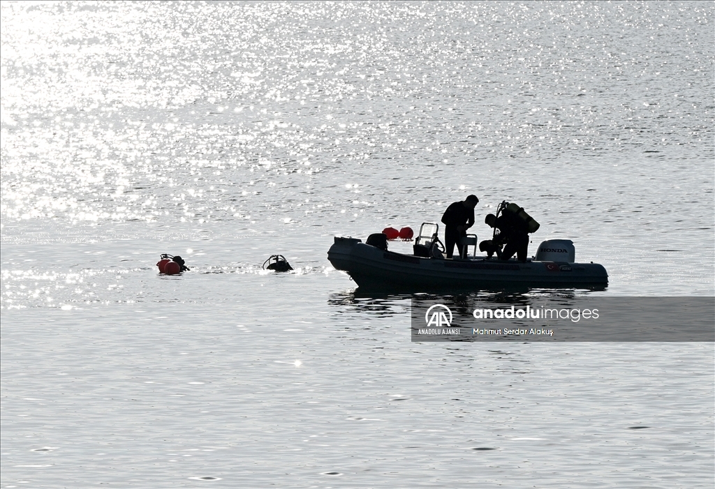 İzmir'de orman yangınına müdahale ederken düşen helikopteri arama çalışmaları sürüyor
